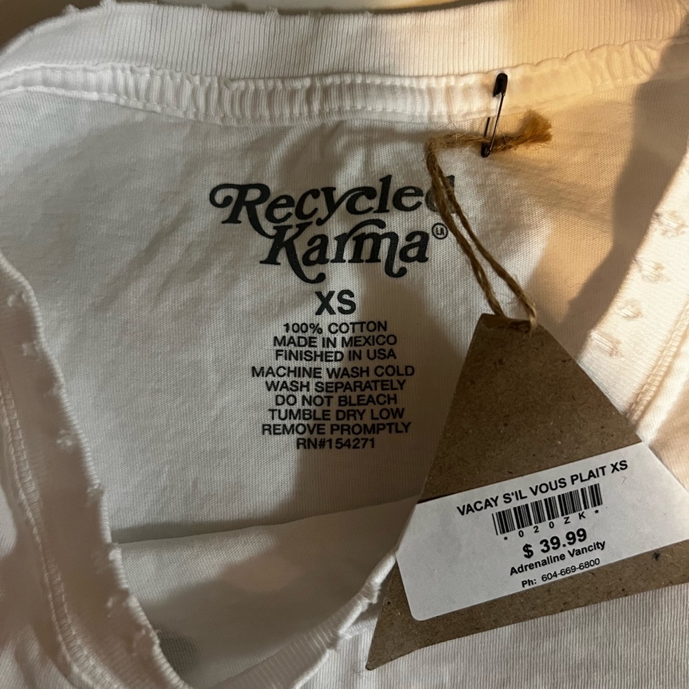 BNWT. Vacay s’il vous plait t-shirt! White with black writing. XS. - Picture 2 of 6